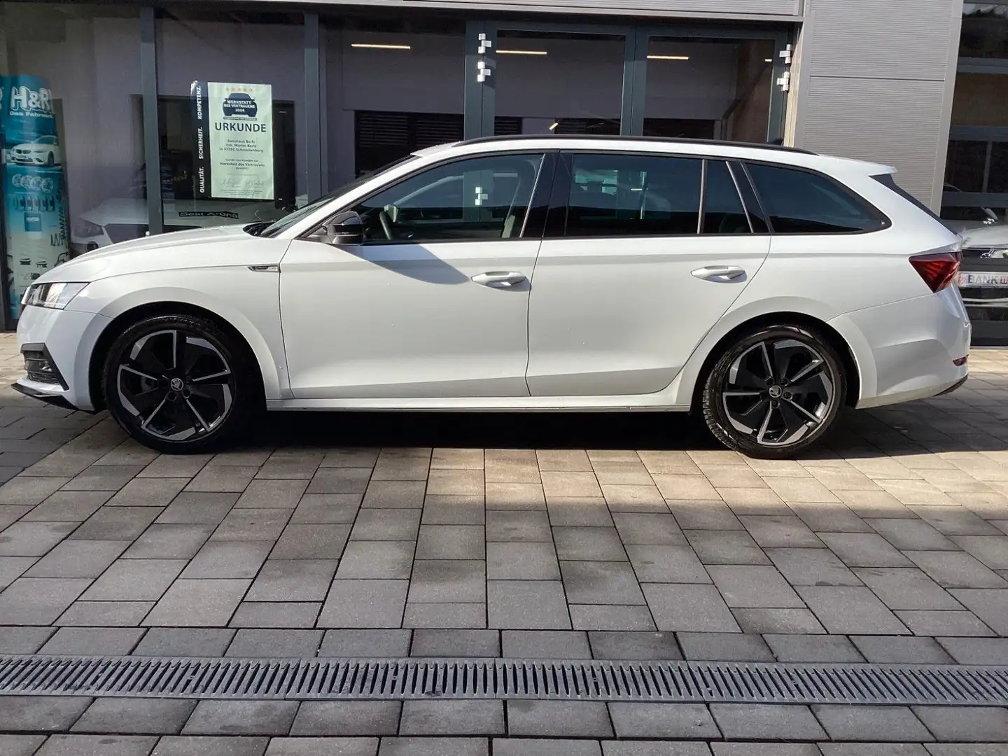 Skoda Octavia Combi 2,0 TSI Sportline 4x4 LED+AHK+Navi Weiß - 1