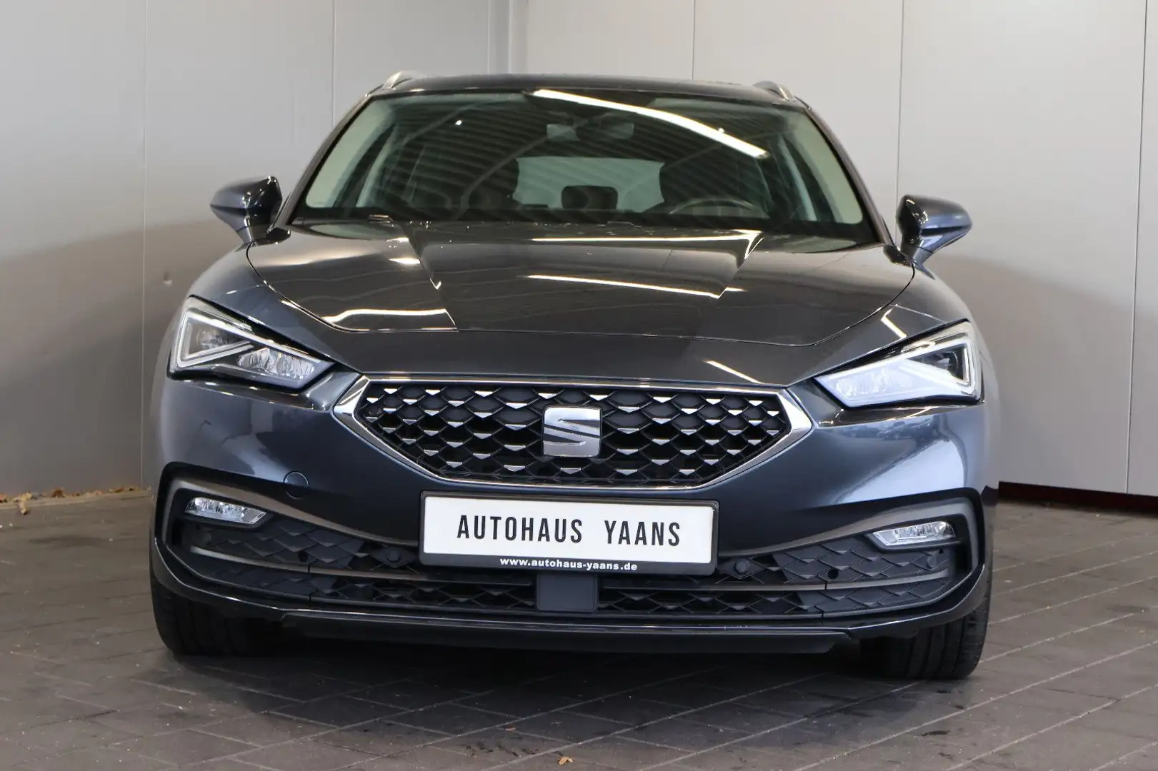 SEAT Leon ST 1.5 TSI Xcellence AID+KEY+KAM+LED+PANO Gris - 2