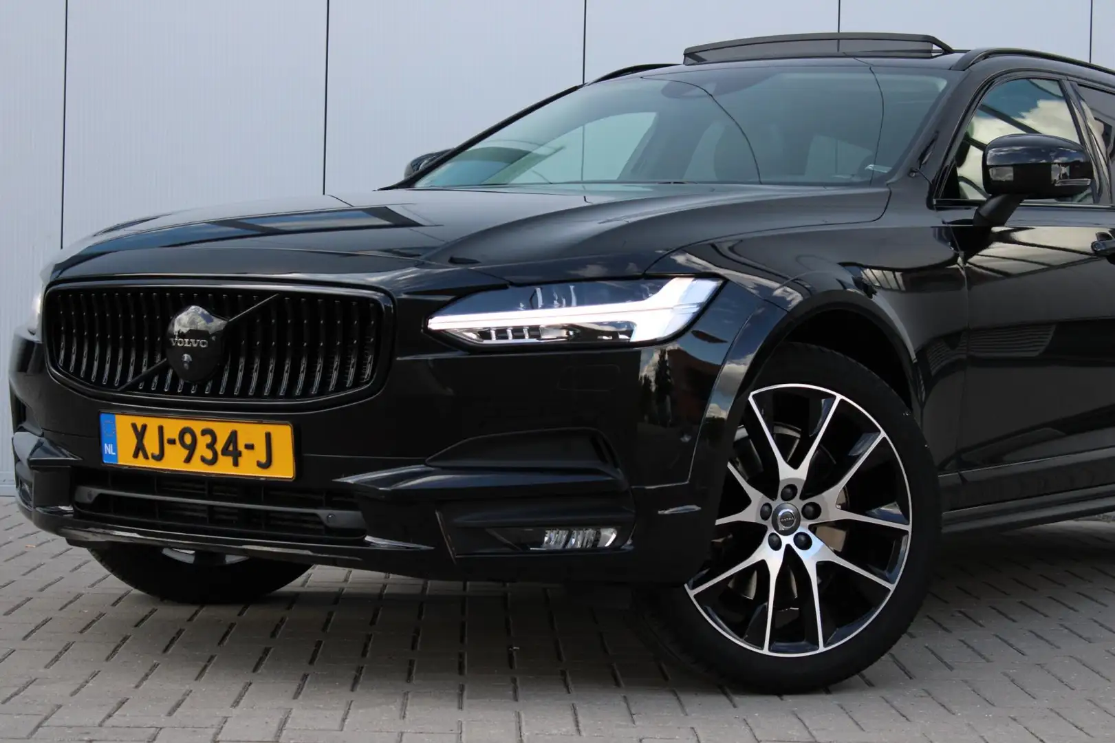 Volvo V90 Cross Country 2.0 T6 Pro I PANO I B&W I 360CAM I MASSAGE I ST. V Black - 2