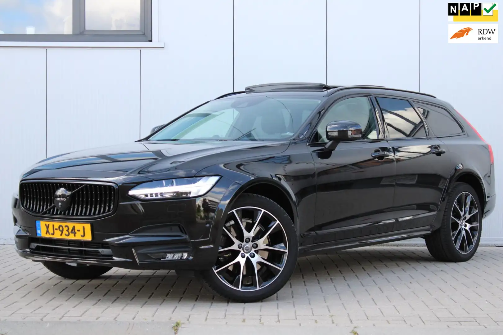 Volvo V90 Cross Country 2.0 T6 Pro I PANO I B&W I 360CAM I MASSAGE I ST. V Black - 1