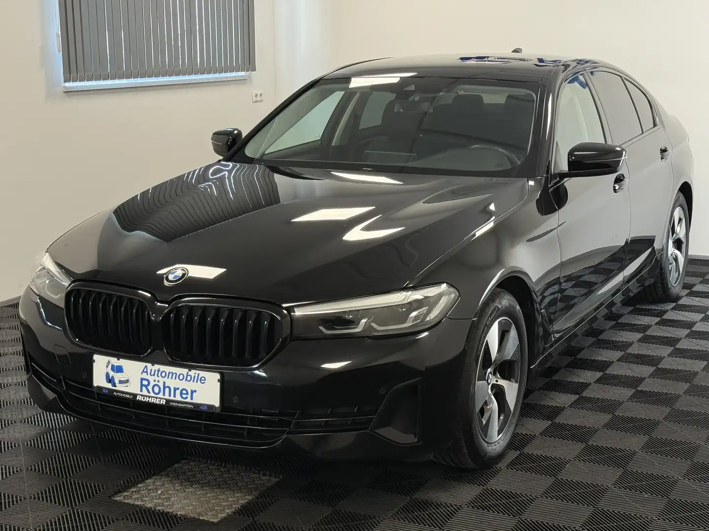 BMW 520 i Aut. Sport Leder ACC Navi LED Kamera AHK Schwarz - 2
