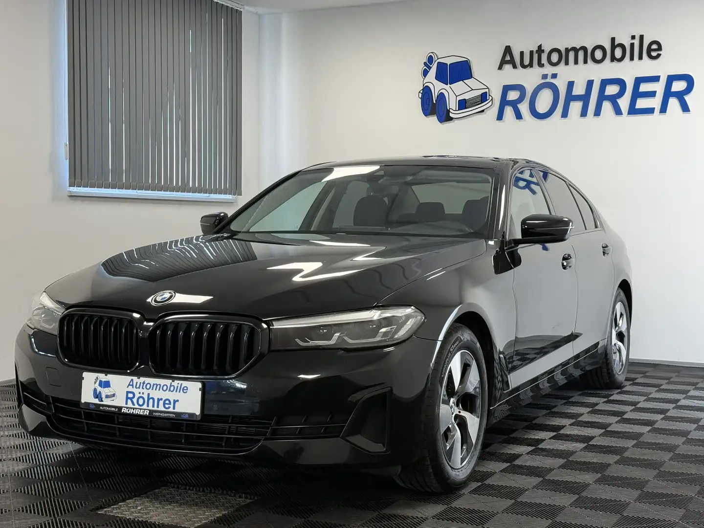 BMW 520 i Aut. Sport Leder ACC Navi LED Kamera AHK Schwarz - 1