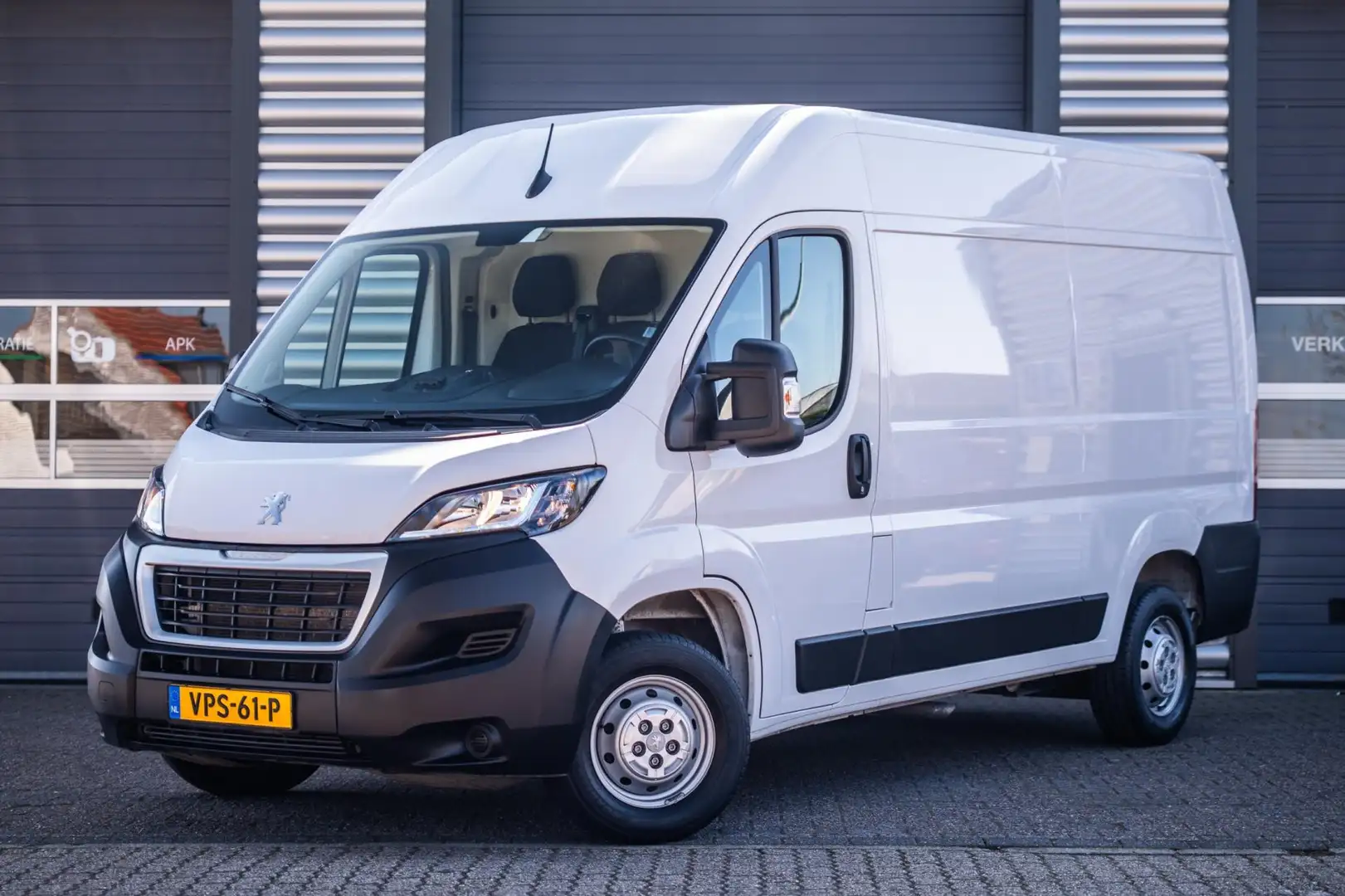Peugeot Boxer 330 2.2 BlueHDi 120 L2H2 Premium Weiß - 1