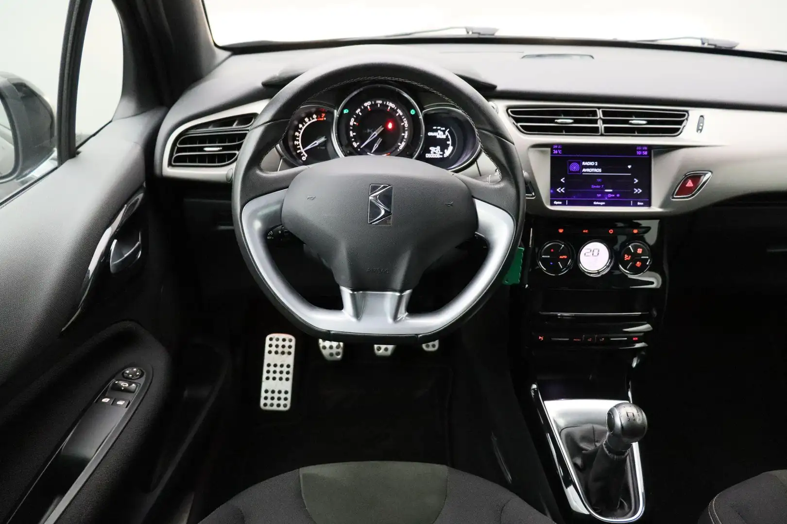 DS Automobiles DS 3 1.2 PureTech Business 2018 NAP | Carplay | Bluetoo Grijs - 2