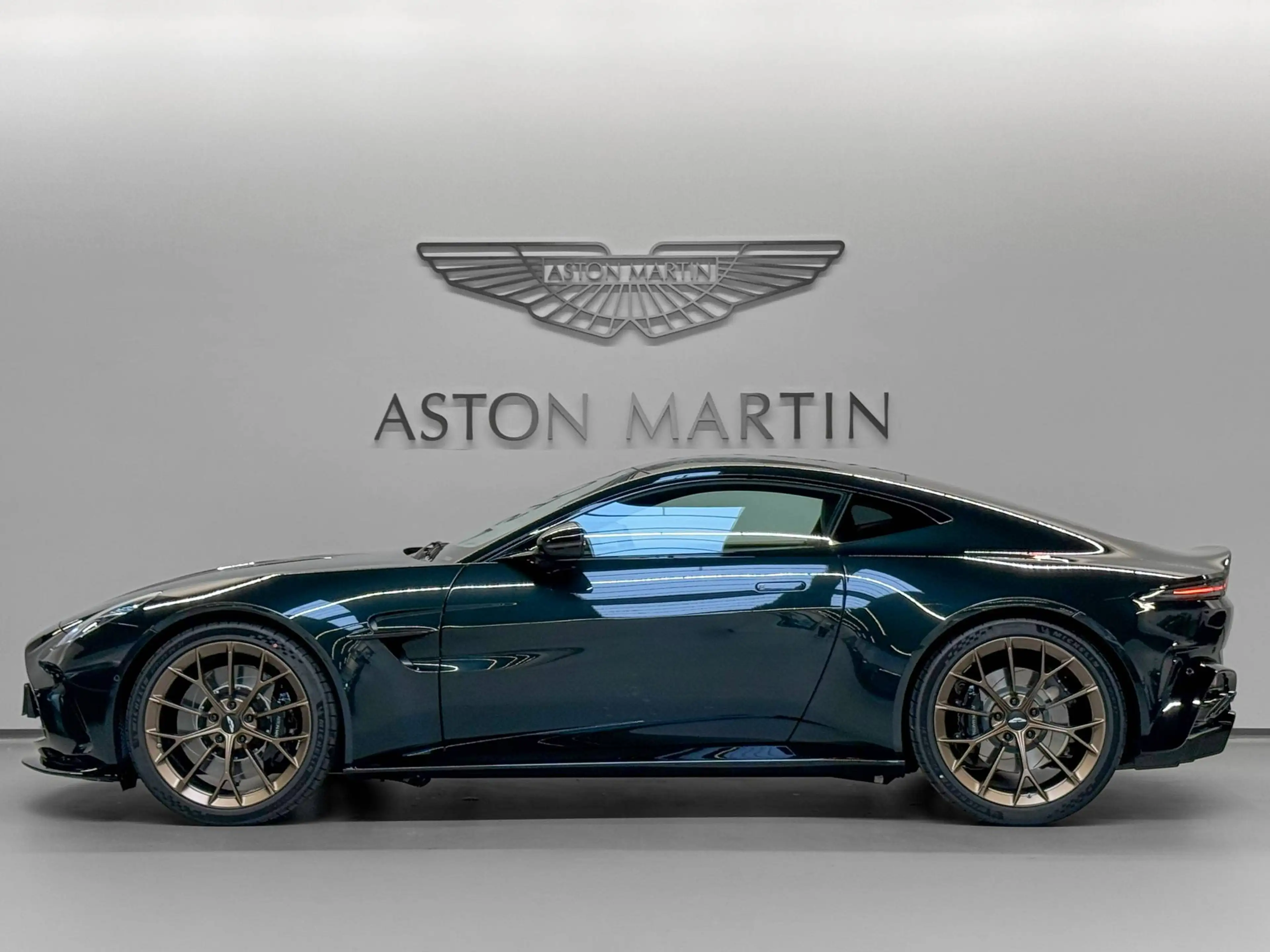 Aston Martin Vantage Coupe | MODELYEAR 2026 — photo 4