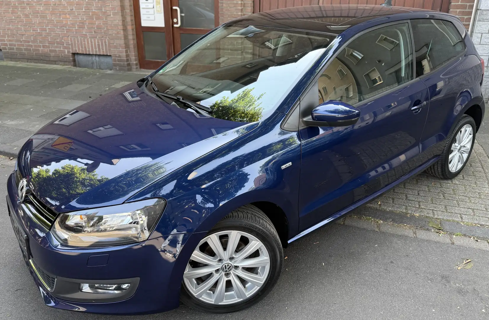 Volkswagen Polo Life 2.HD Klima Navi Panorama PDC Tüv Garantie Blauw - 1