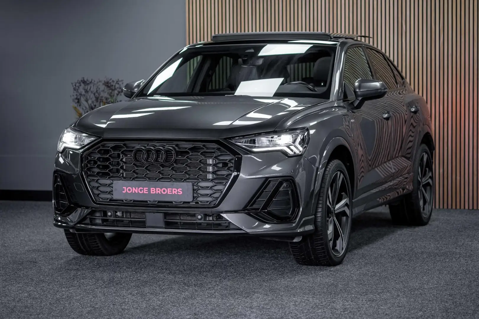 Audi Q3 Sportback 45 TFSI e S Edition | Pano | Matrix Grijs - 2