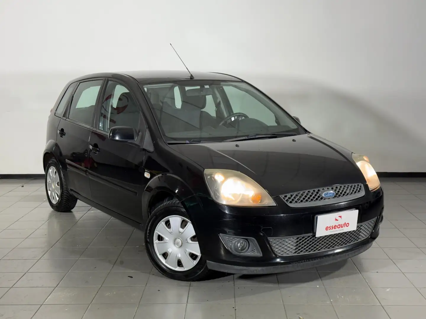 Ford Fiesta 1.4 TDCi 5p. Ghia Zwart - 1