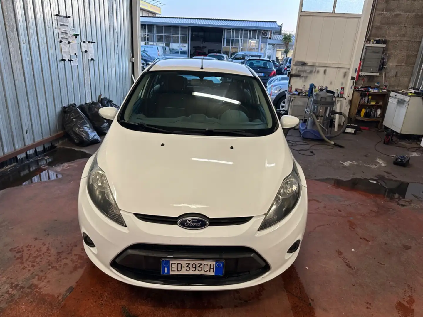 Ford Fiesta 1.2 82 CV 5 porte Titanium Bianco - 2