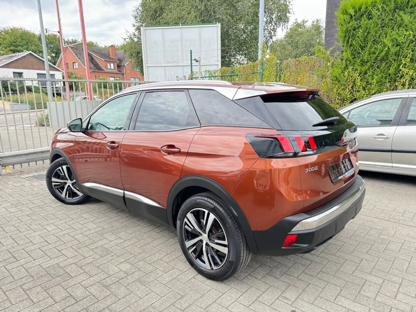 Peugeot 3008 Allure 1.2i Benzine ** 1 JAAR GARANTIE ** !! Brun - 2