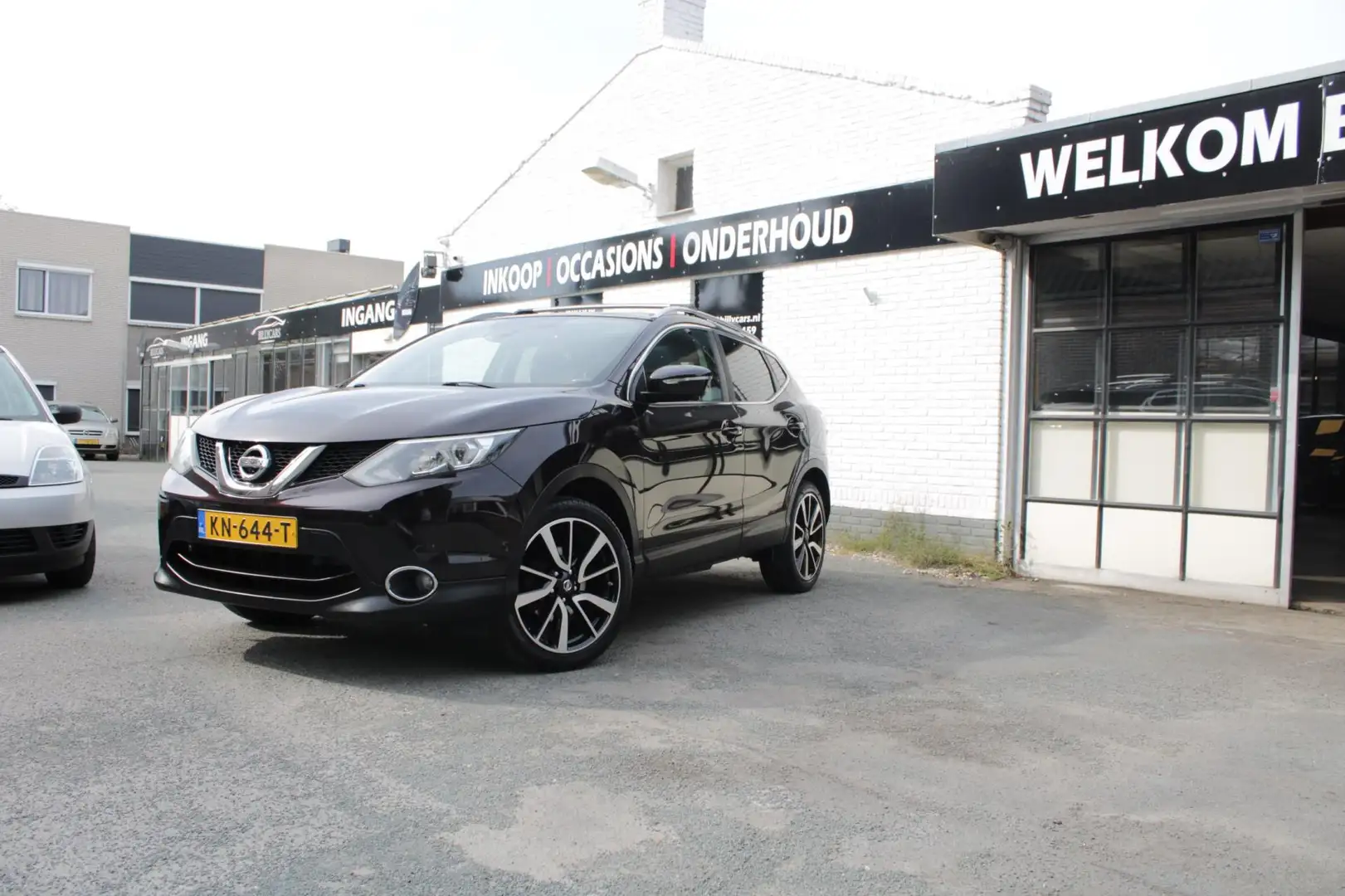 Nissan Qashqai 1.2 Premier Edition | Airco | Parkeersensoren & 36 Paars - 1