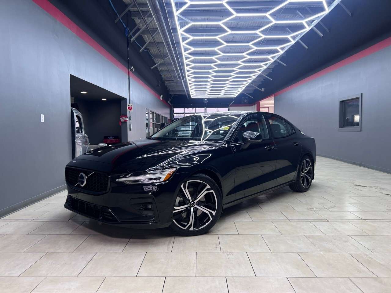 2024 Volvo S60 B5 AWD Plus Dark Theme