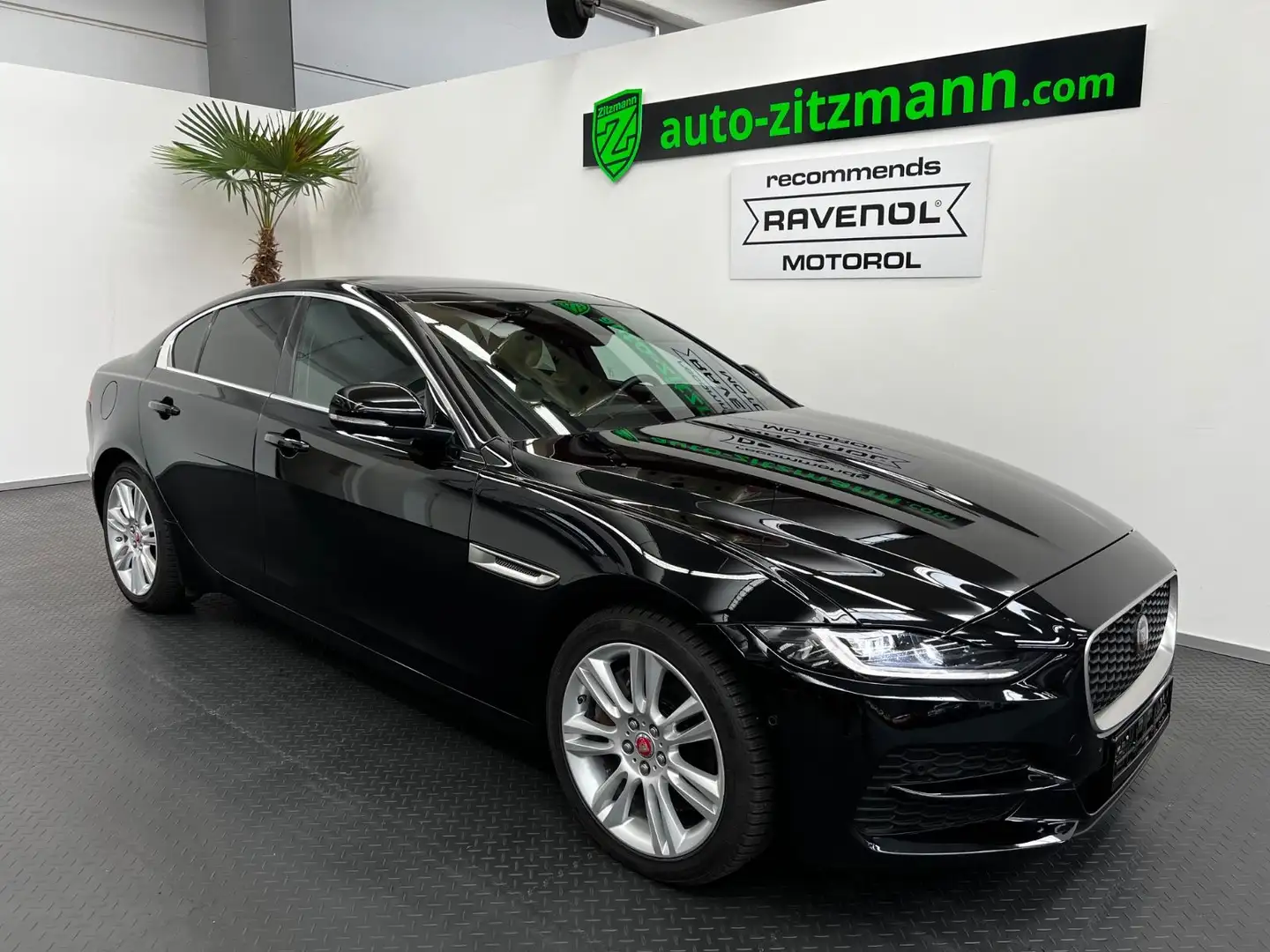 Jaguar XE S  AWD*LEDER*NAVI*LED*PANO*360° CAM* Schwarz - 2