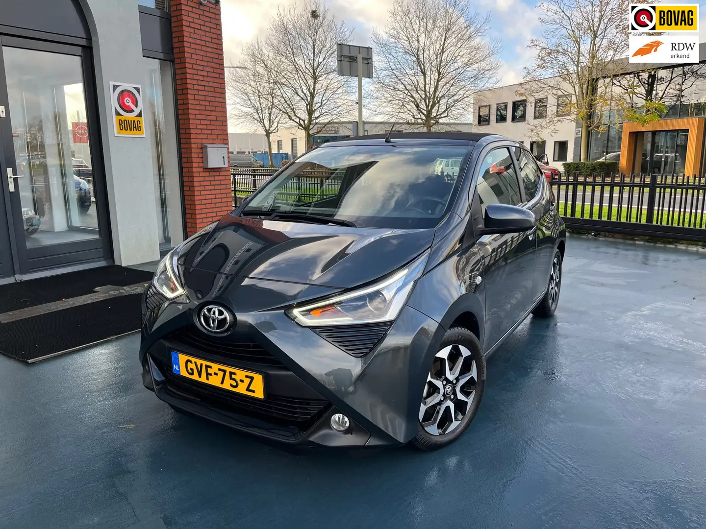 Toyota Aygo 1.0 VVT-i x-clusiv LMV CLIMA AUTOMAAT Gris - 1