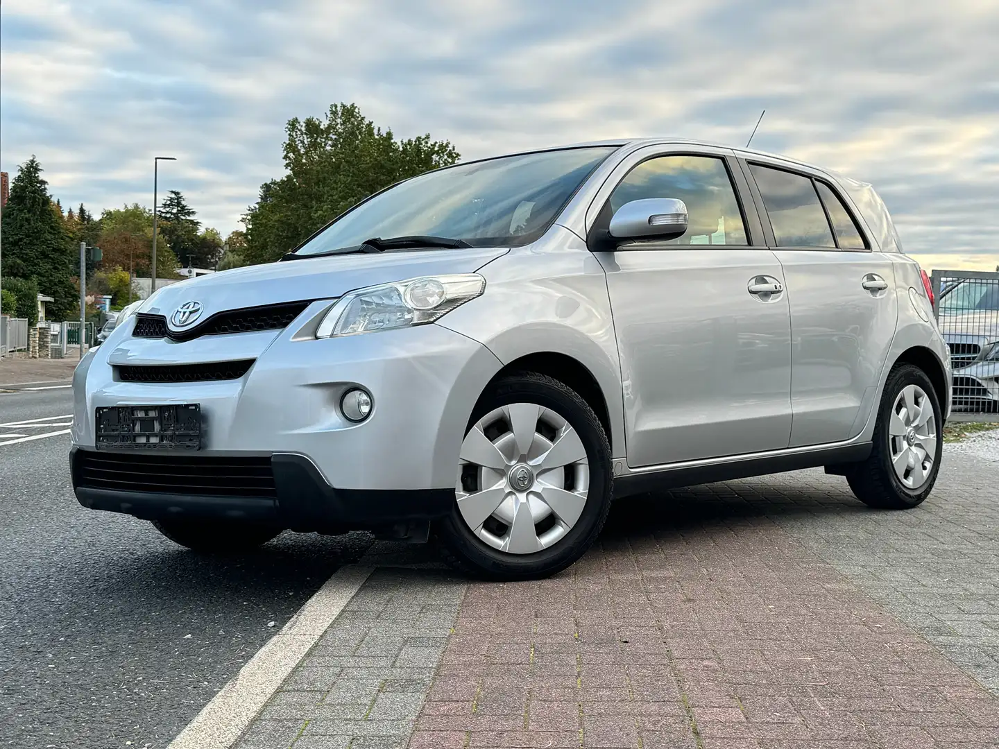 Toyota Urban Cruiser Town+ GuterZustand Scheckheft gepflegt TÜV-2027 Grau - 1