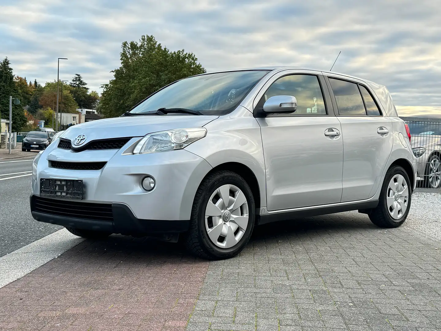 Toyota Urban Cruiser Town+ GuterZustand Scheckheft gepflegt TÜV-2027 Grau - 2