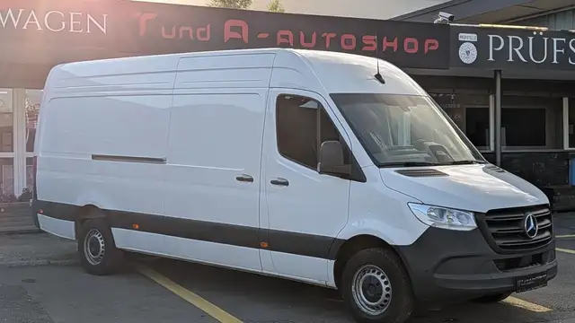 Mercedes-Benz Sprinter view 4