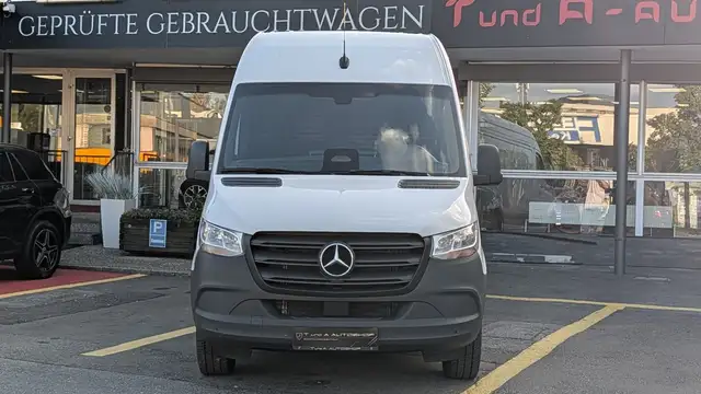 Mercedes-Benz Sprinter view 2