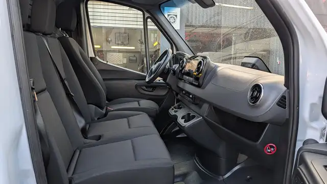 Mercedes-Benz Sprinter view 13