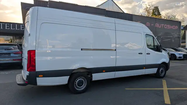 Mercedes-Benz Sprinter view 9
