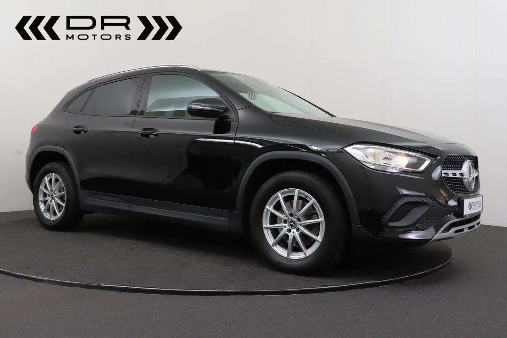 Mercedes-Benz GLA 180 BUSINESS SOLUTIONS 7-GTRONIC - NAVI - CAMERA crna - 2