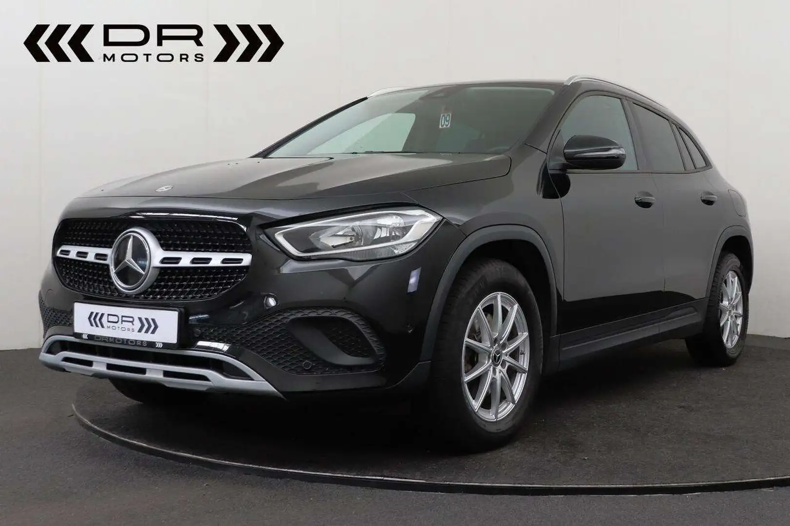 Mercedes-Benz GLA 180 BUSINESS SOLUTIONS 7-GTRONIC - NAVI - CAMERA crna - 1