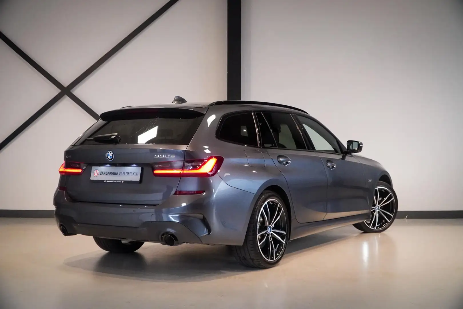 BMW 330 3-serie Touring 330e xDrive M-Sport | Trekhaak | L Grigio - 2