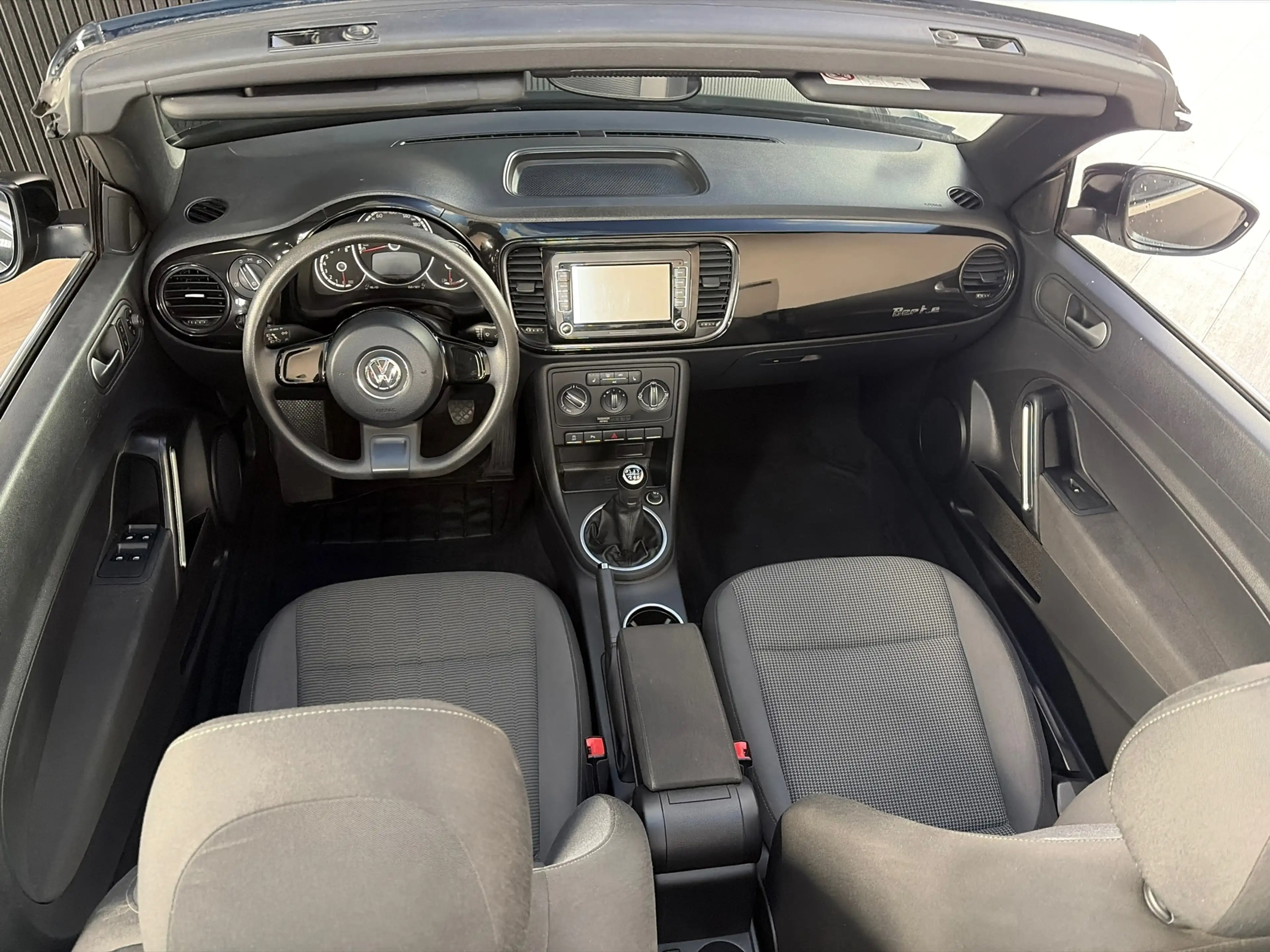 Volkswagen Beetle Cabriolet 1.2 TSI Design, Apple carplay/camera/sto — photo 15