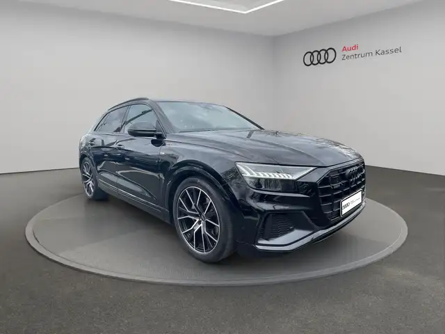 Audi Q8 view 8