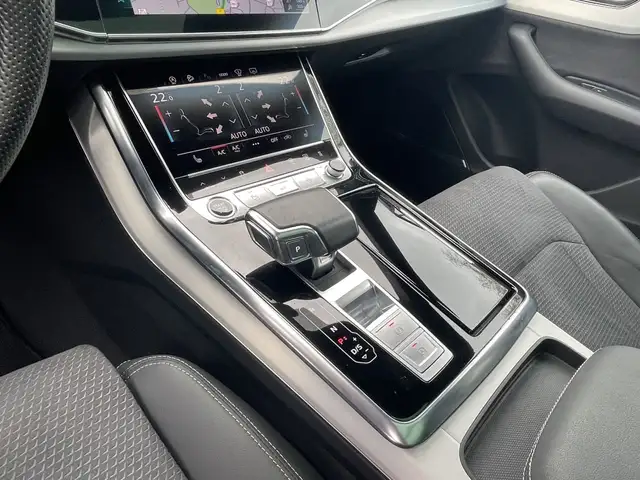 Audi Q8 view 14