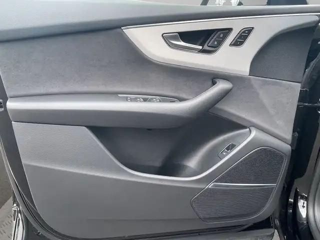 Audi Q8 view 15