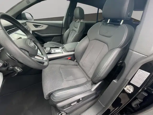 Audi Q8 view 10
