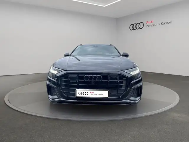 Audi Q8 view 9