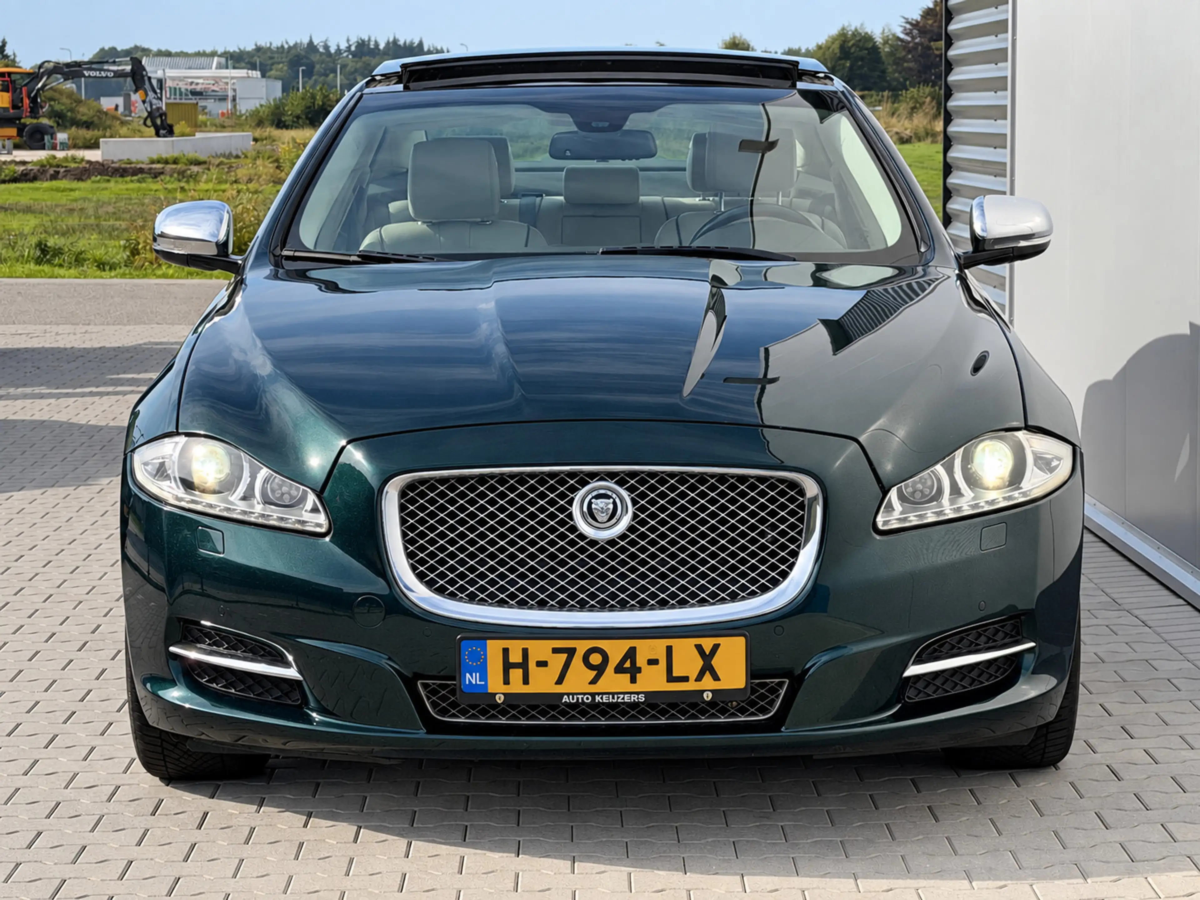 Jaguar XJ 3.0 V6 SC AWD Portfolio | Pano | Meridian audio — photo 2