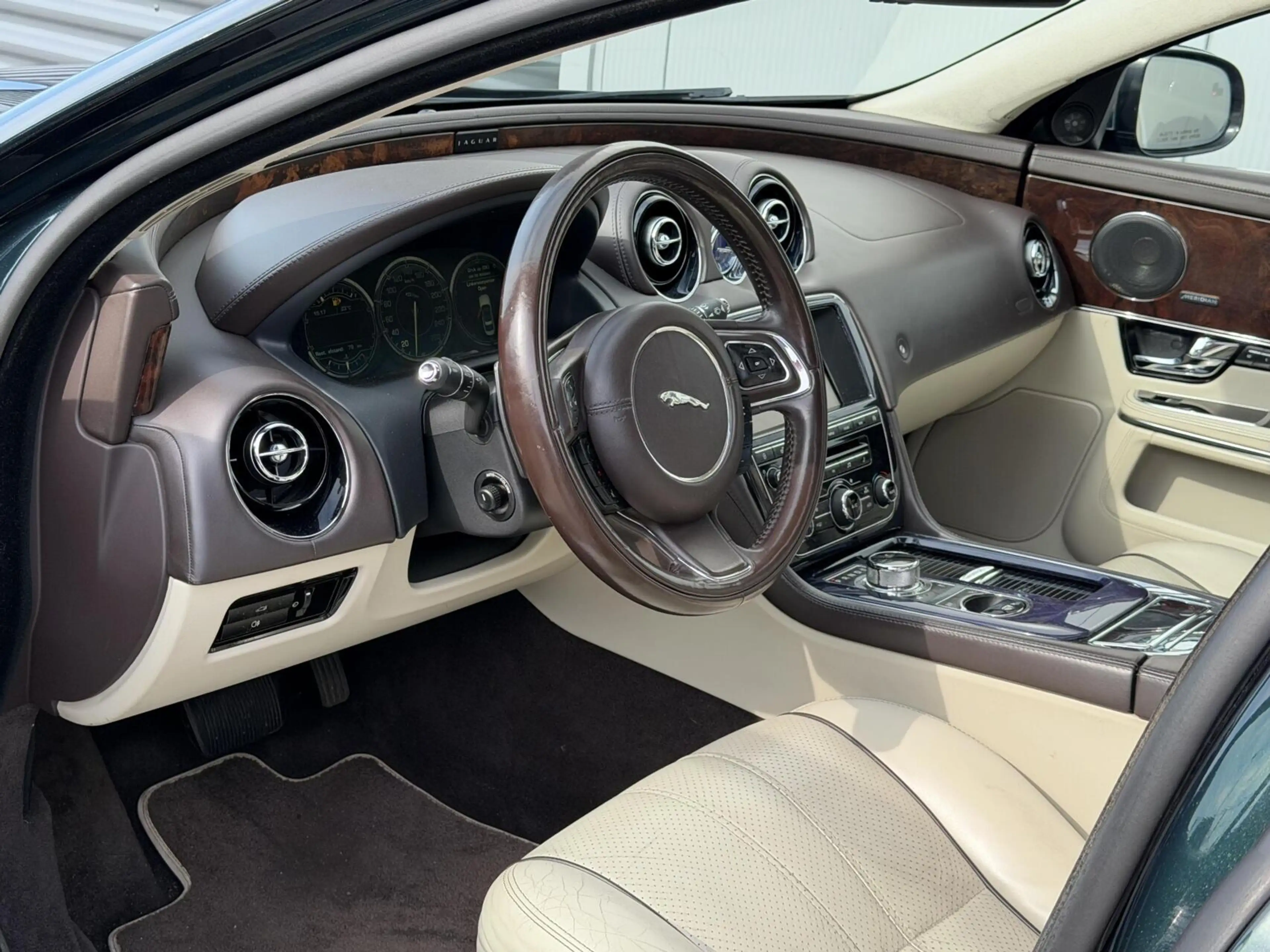 Jaguar XJ 3.0 V6 SC AWD Portfolio | Pano | Meridian audio — photo 13
