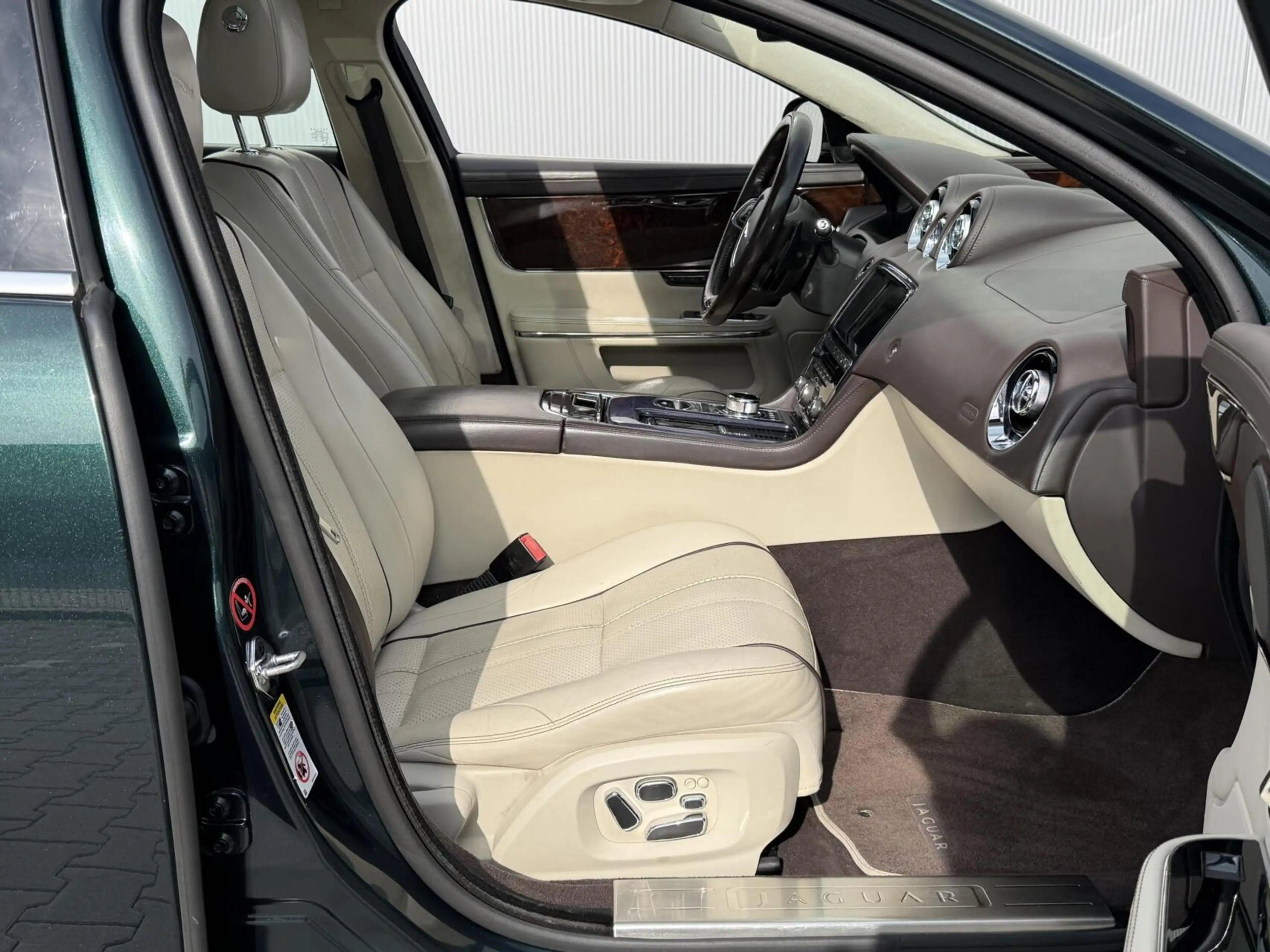 Jaguar XJ 3.0 V6 SC AWD Portfolio | Pano | Meridian audio — photo 15