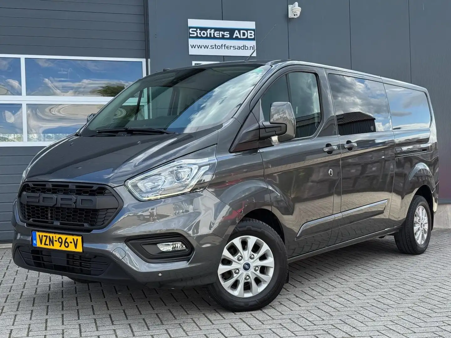 Ford Transit Custom 2.0 TDCI 131pk L2H1 Limited DC | D-RIEM NIEUW! | 2 Grijs - 1