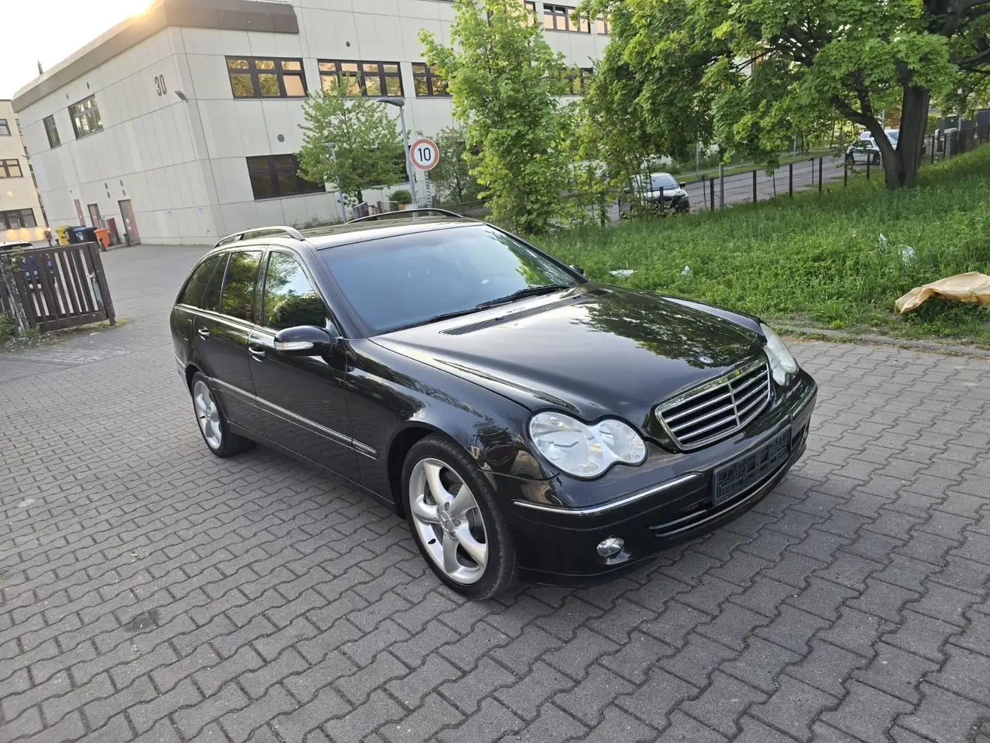 Mercedes-Benz C 200 C -Klasse T-Modell C 200 T CGI crna - 2