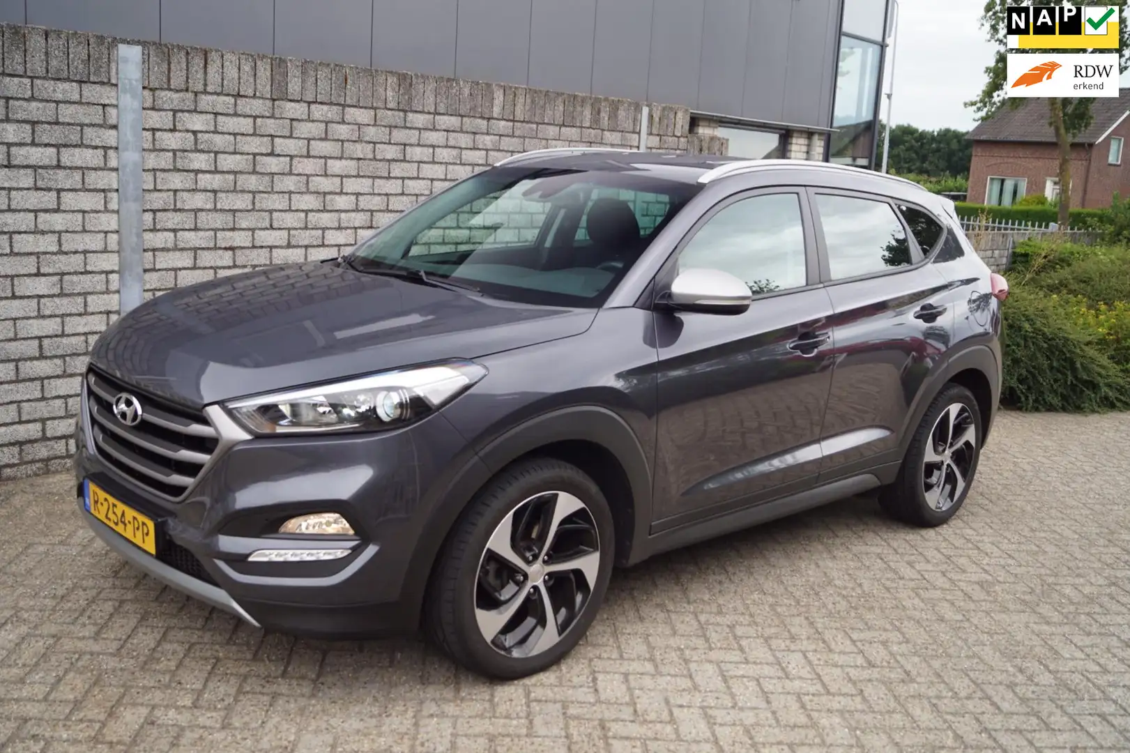 Hyundai TUCSON 1.6 T-GDi Comfort 4WD Autom Navi Camera Clima Appl Gris - 1