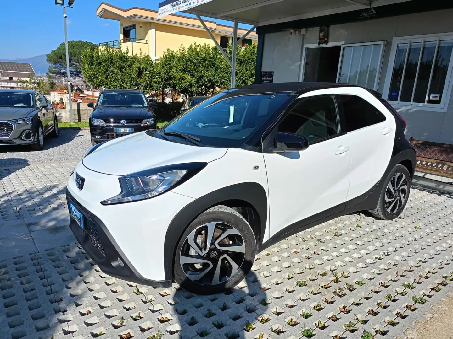 Toyota Aygo x cabrio Blanc - 1