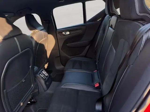 Volvo XC40 view 11