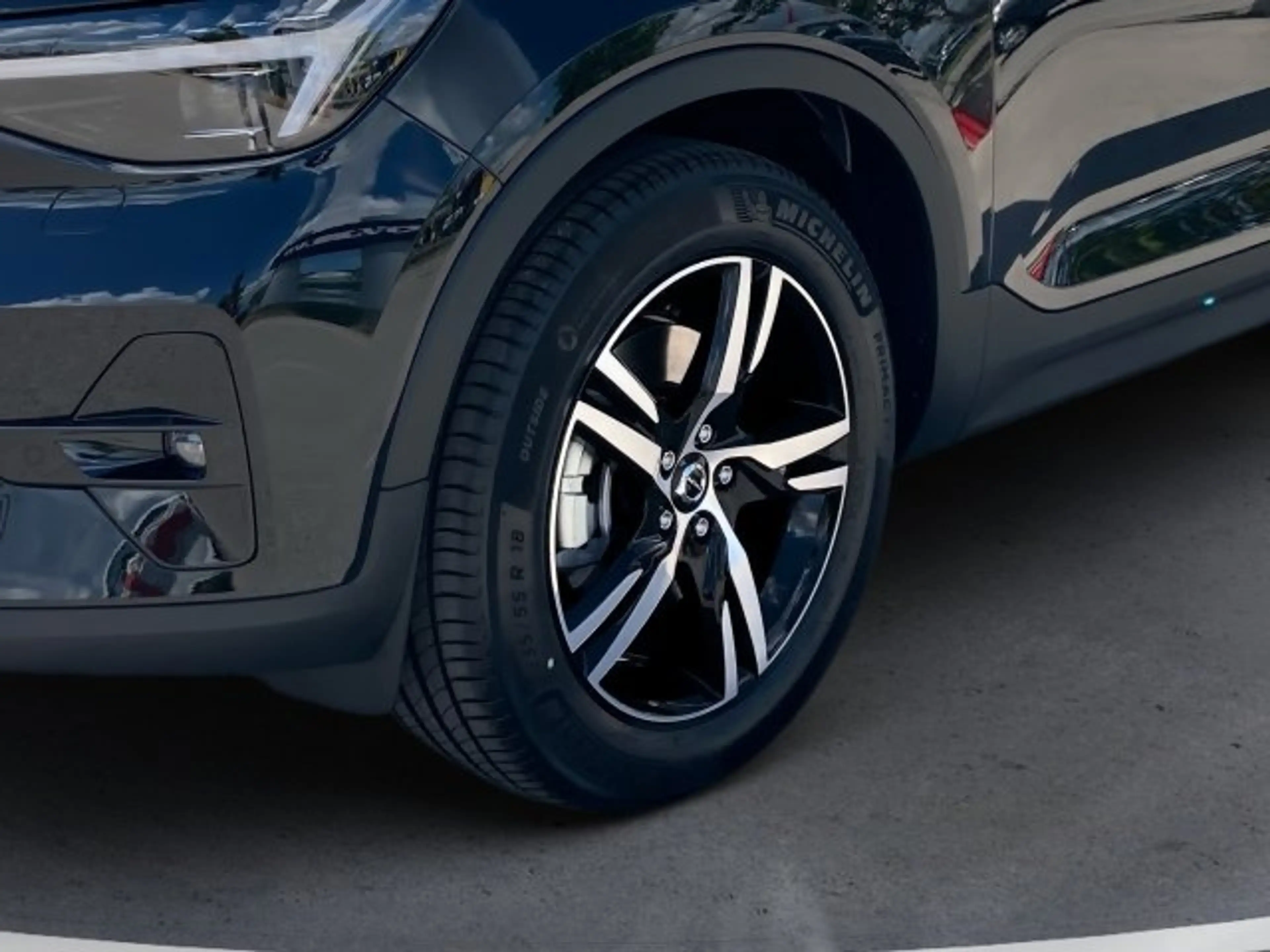 Volvo XC40 Plus, B3 Mild Hybrid, Benzin, Dark — photo 6
