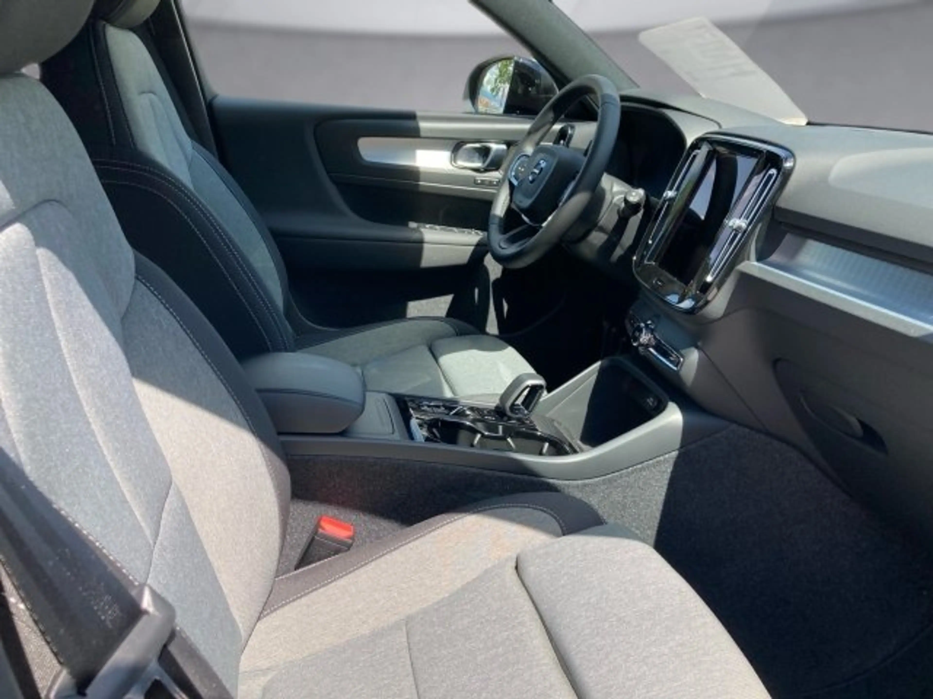 Volvo XC40 Plus, B3 Mild Hybrid, Benzin, Dark — photo 9