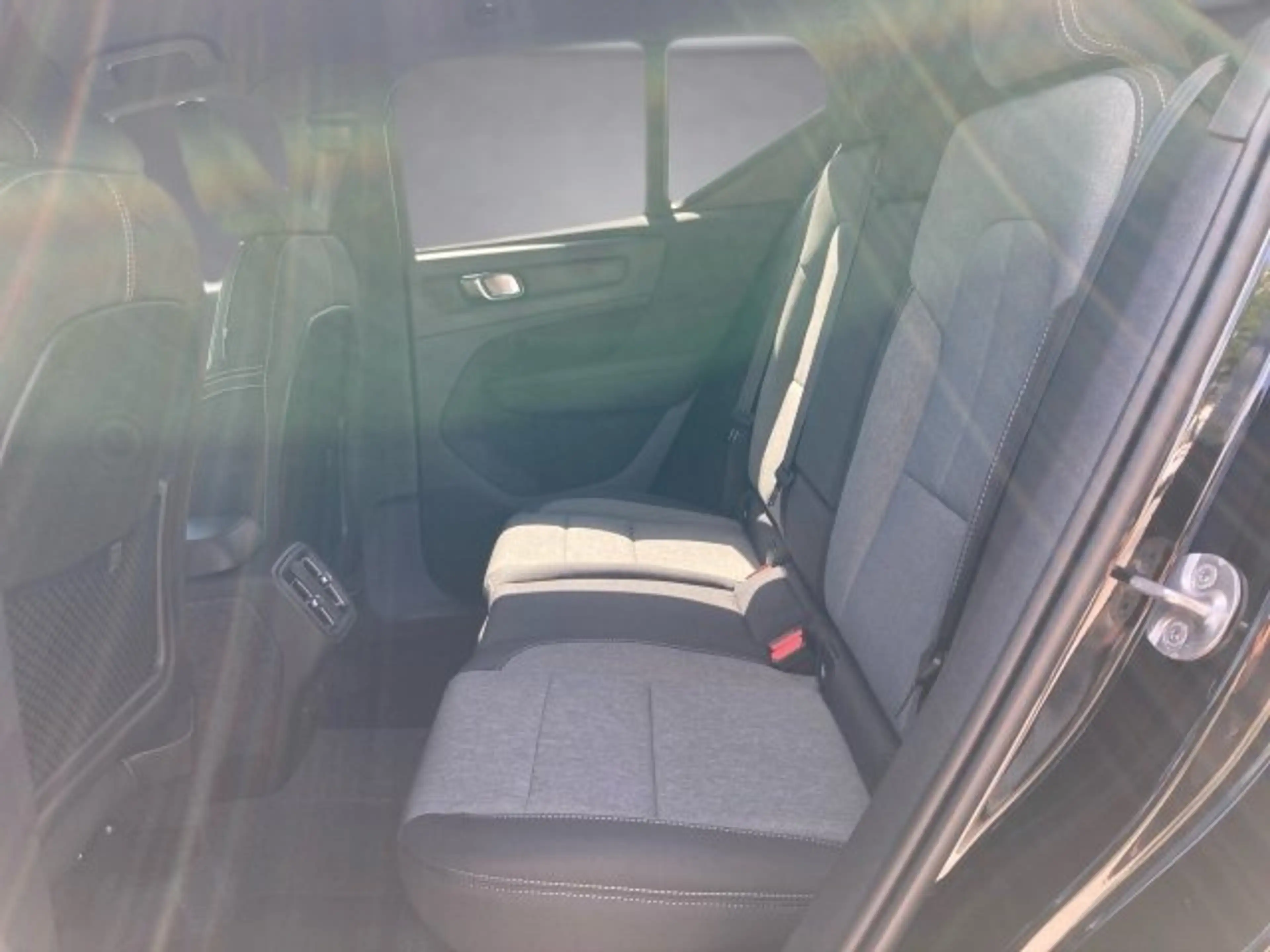 Volvo XC40 Plus, B3 Mild Hybrid, Benzin, Dark — photo 10