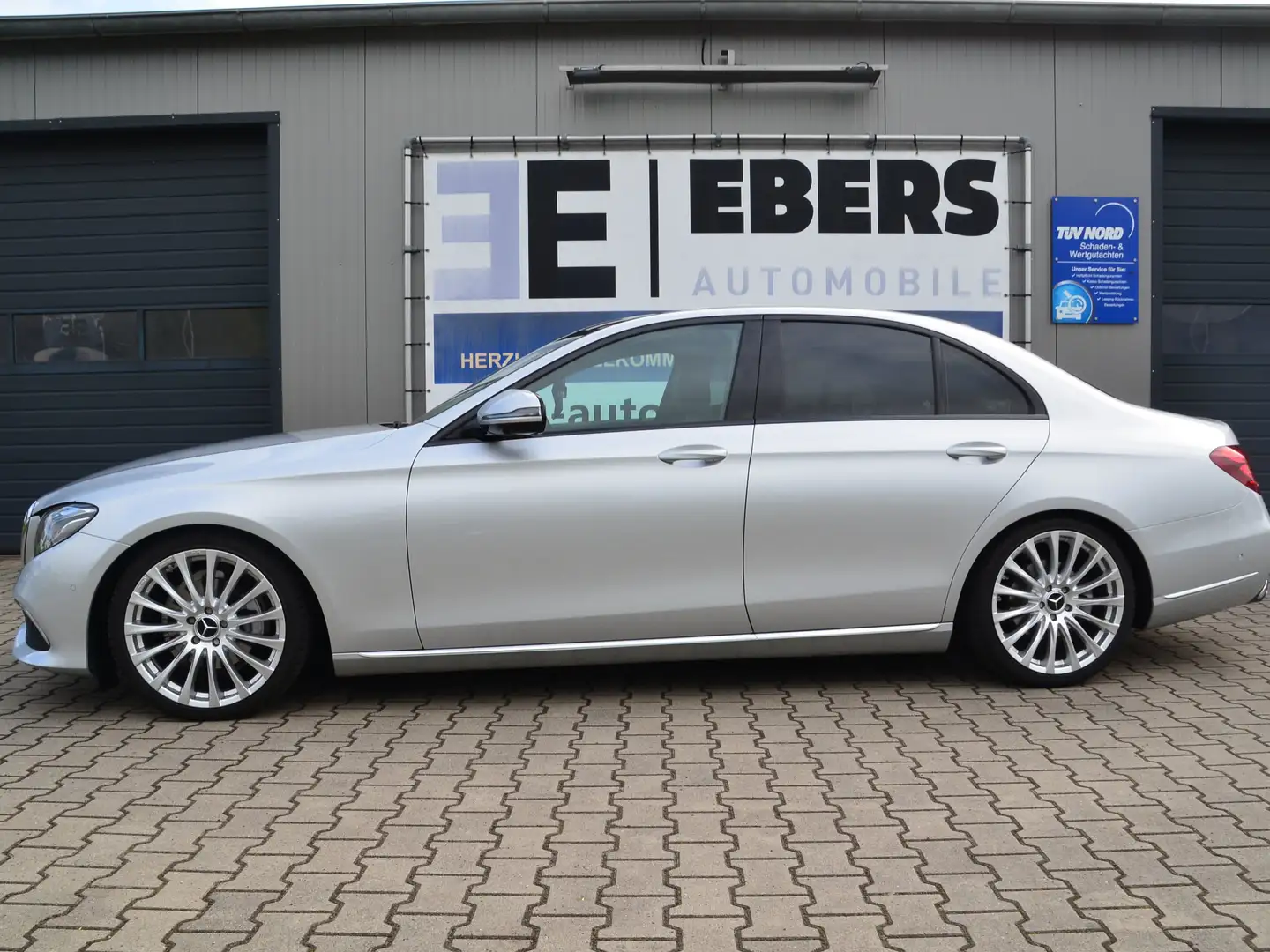 Mercedes-Benz E 220 AMG/PANO/SOUND/AMB/360°/APP/SPORT/DIGITAL Plateado - 2