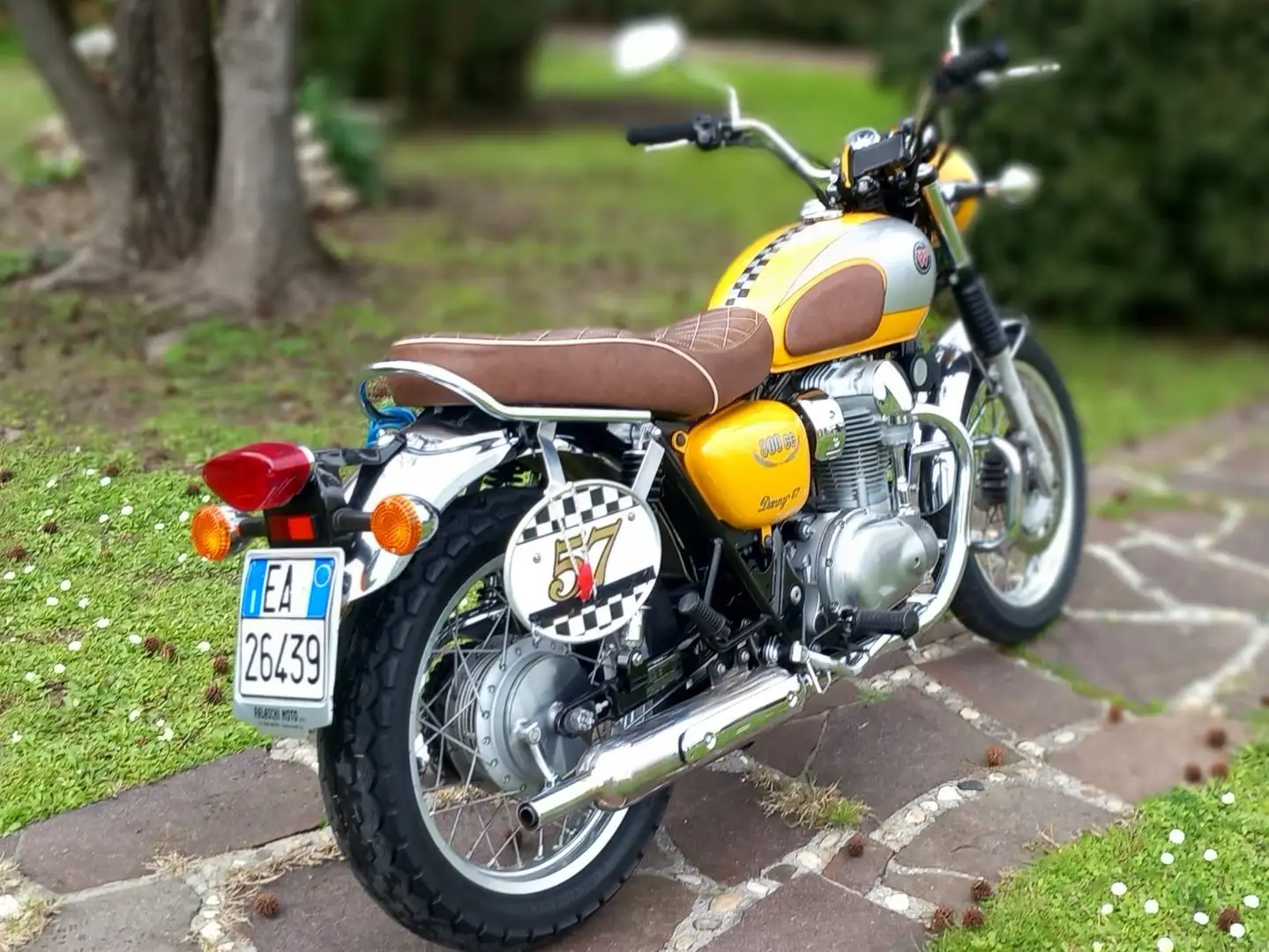 Kawasaki W 800 Jaune - 1