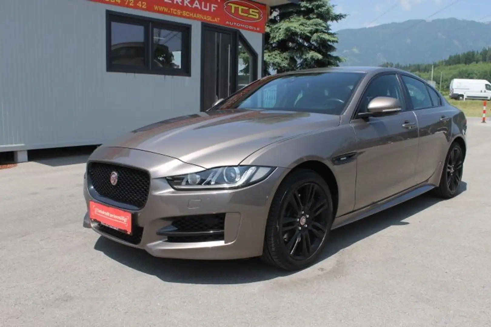 Jaguar XE 20d R-Sport AWD Aut. Grau - 1