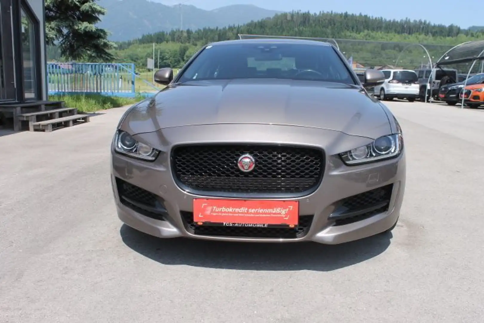 Jaguar XE 20d R-Sport AWD Aut. Grau - 2