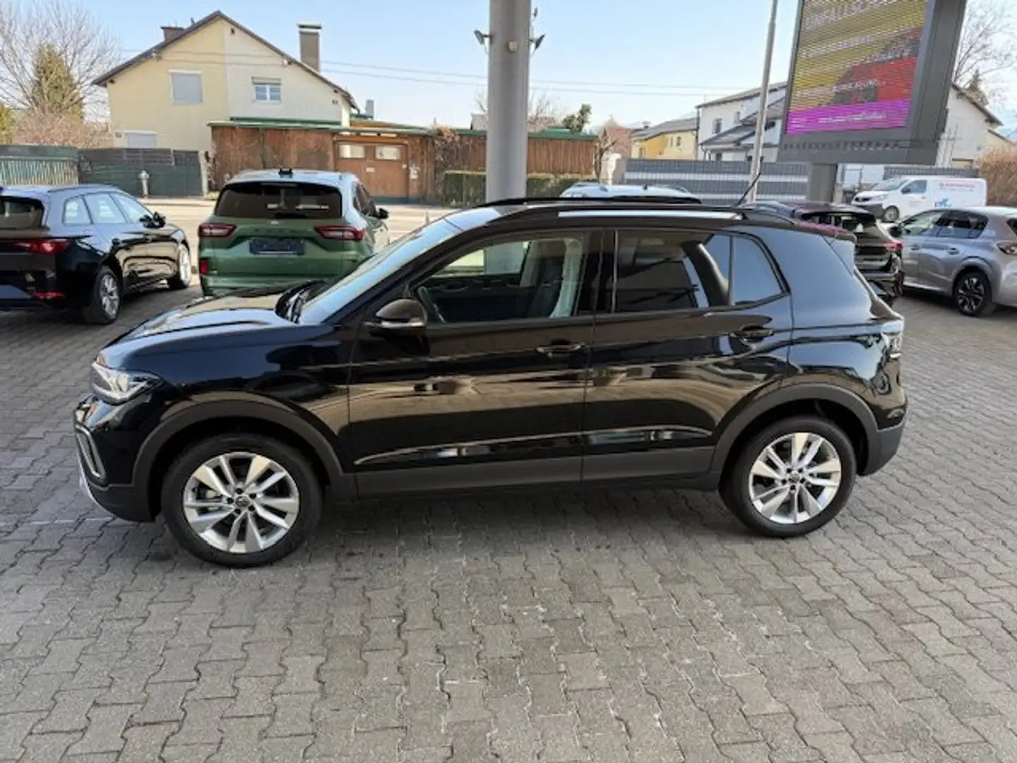 Volkswagen T-Cross 1.0 TSI 85 kW Life DSG Automatik Schwarz - 2