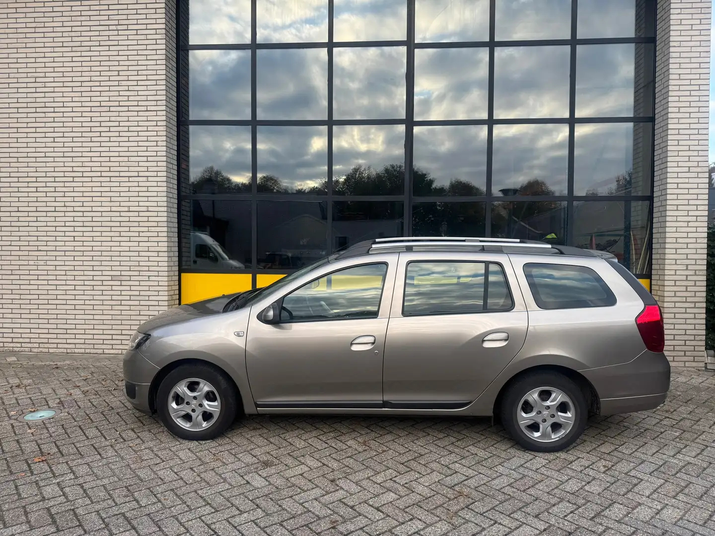 Dacia Logan MCV 90PK Lauréate, Airco, Trekhaak, Navi & PDC Beige - 2